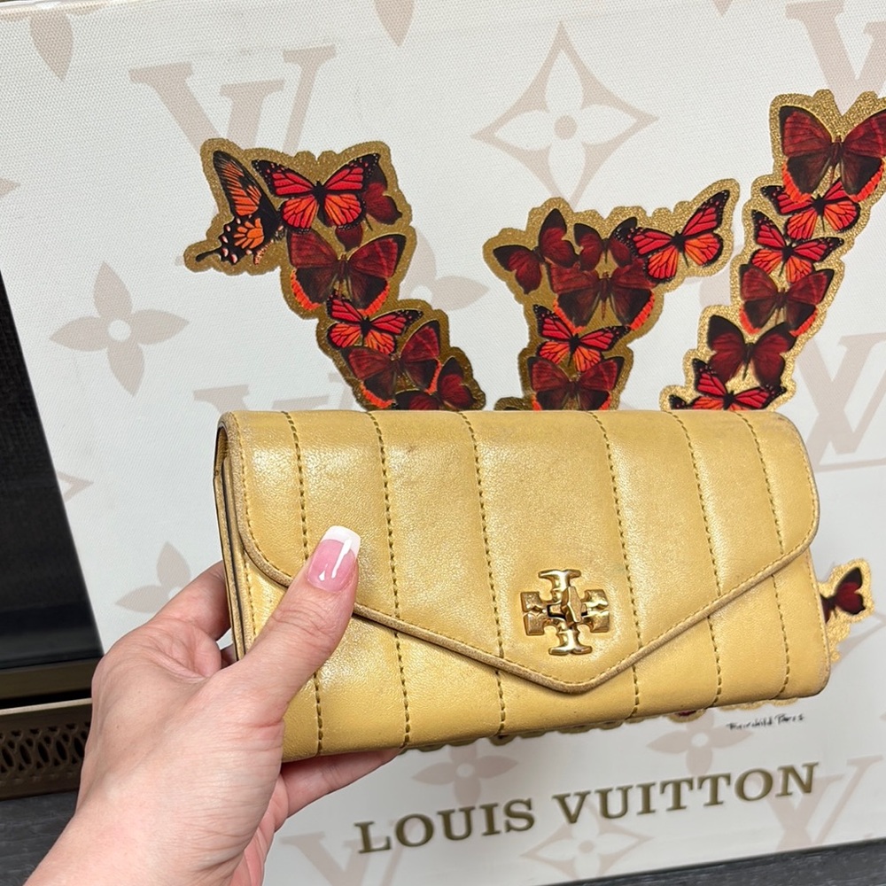 Tory Burch Kira Leather Envelope Wallet - Picture 16 of 16
